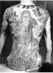 Homme avec un tatouage japonais traditionnel irezumi, vers 1910